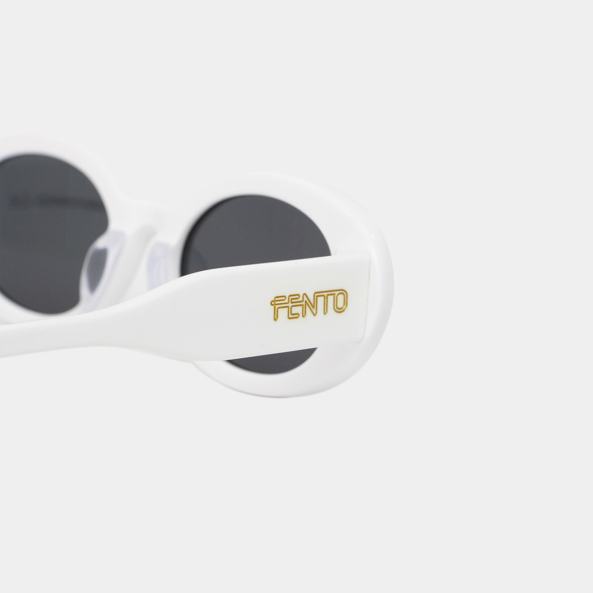 Audrey sunglasses en acetato blanco con lentes oscuras