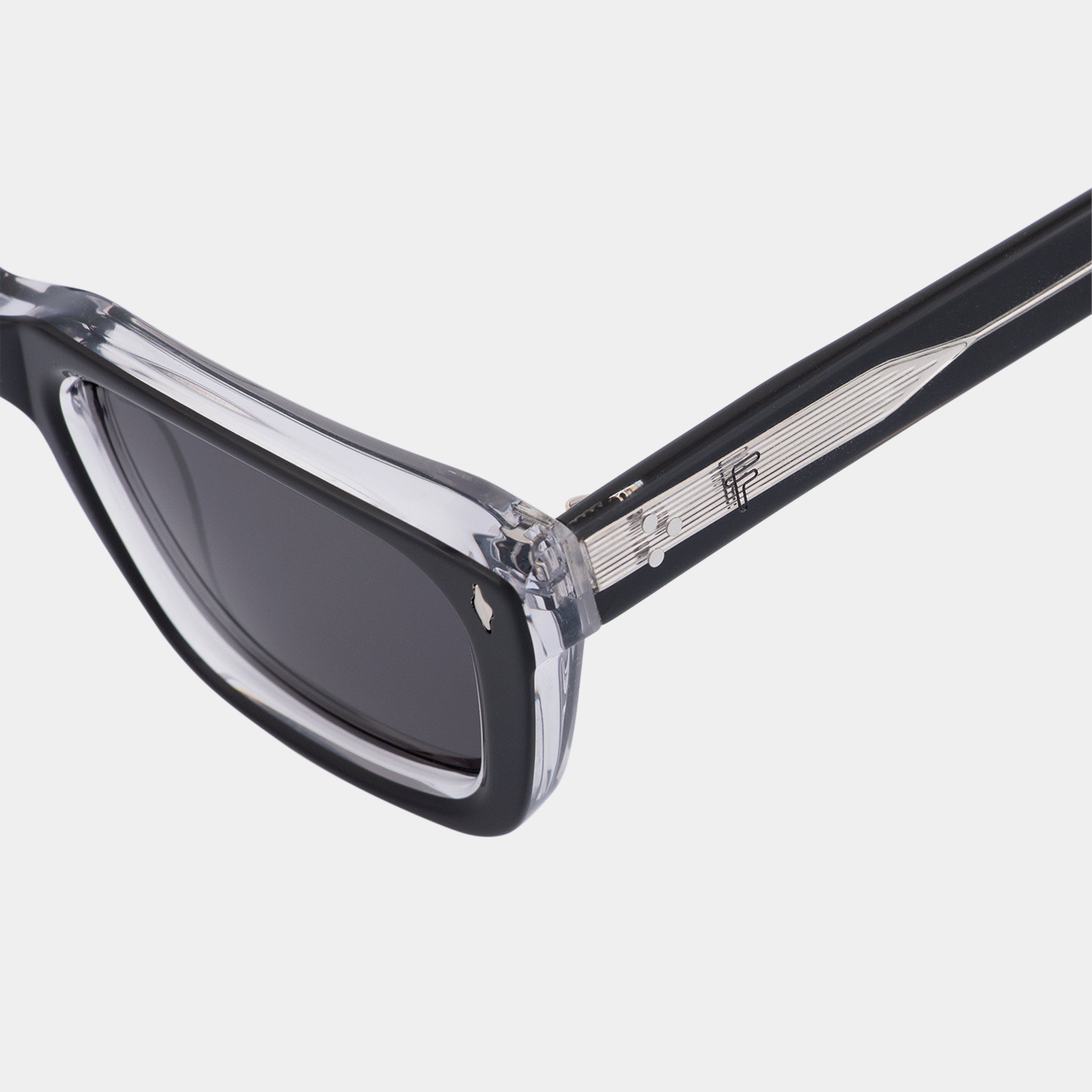 Lentes modernos en acetato negro – estructura resistente con forma vanguardista.

