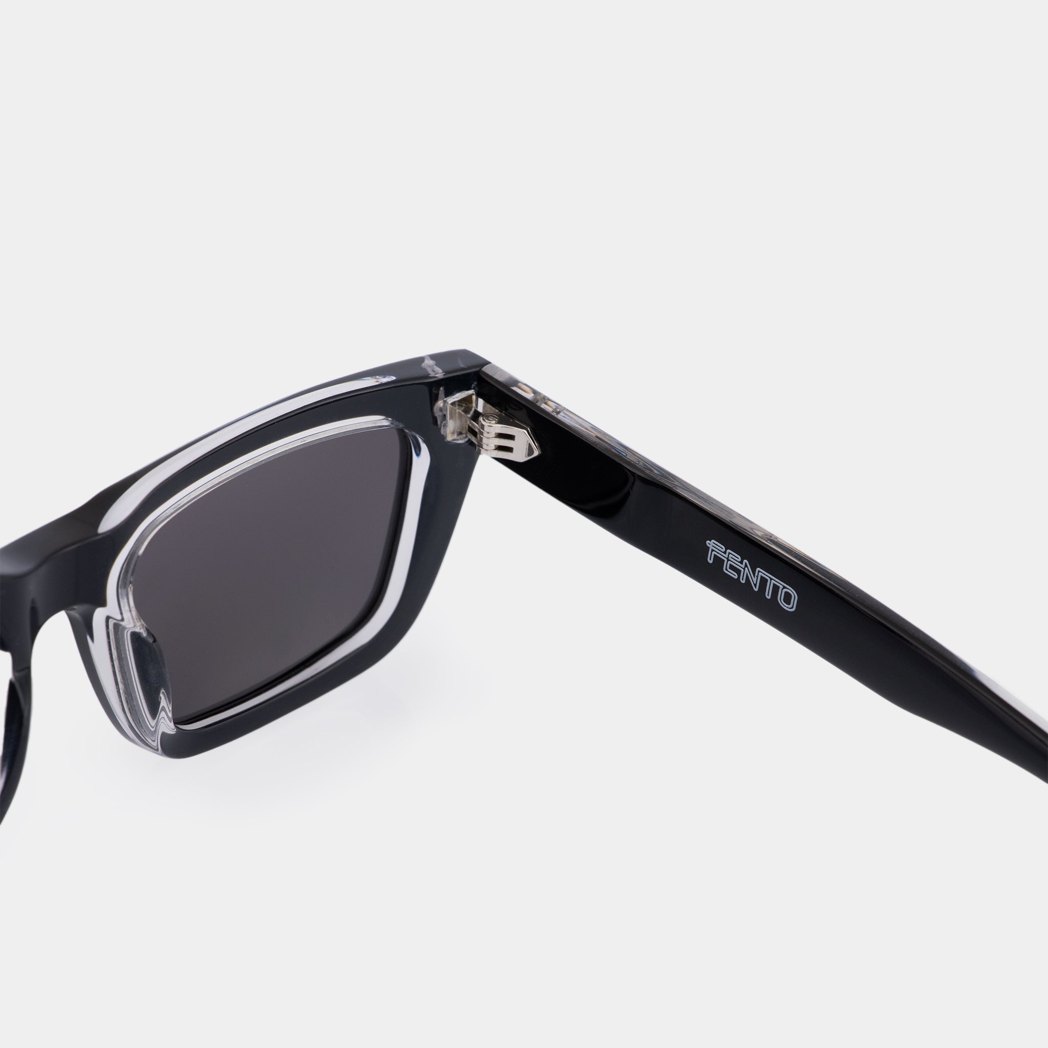 Lentes modernos en acetato negro – estructura resistente con forma vanguardista.

