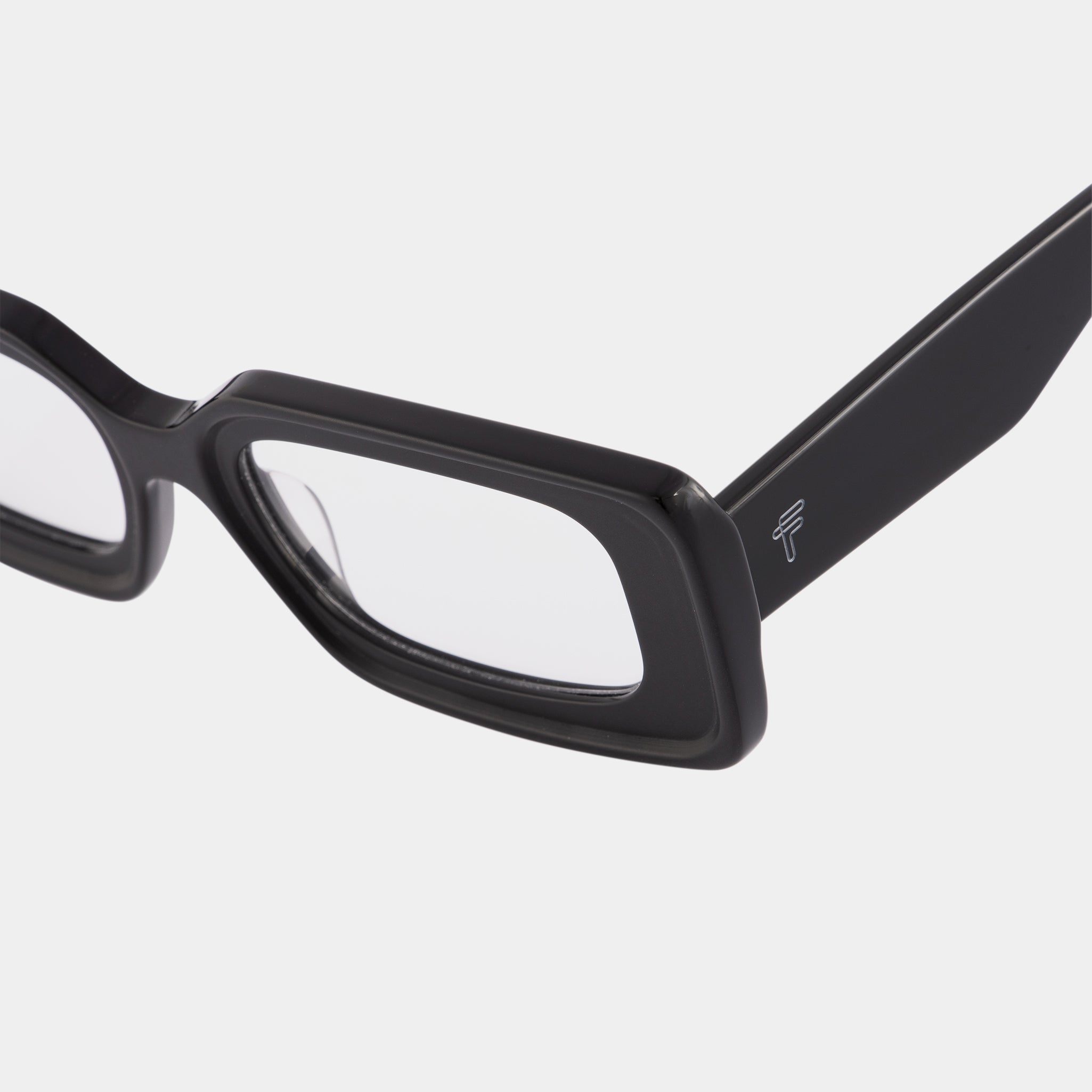 Cameron de Fento – gafas negras minimalistas con silueta geométrica. Diseñadas en Medellín. Envíos en Colombia. Compra online.