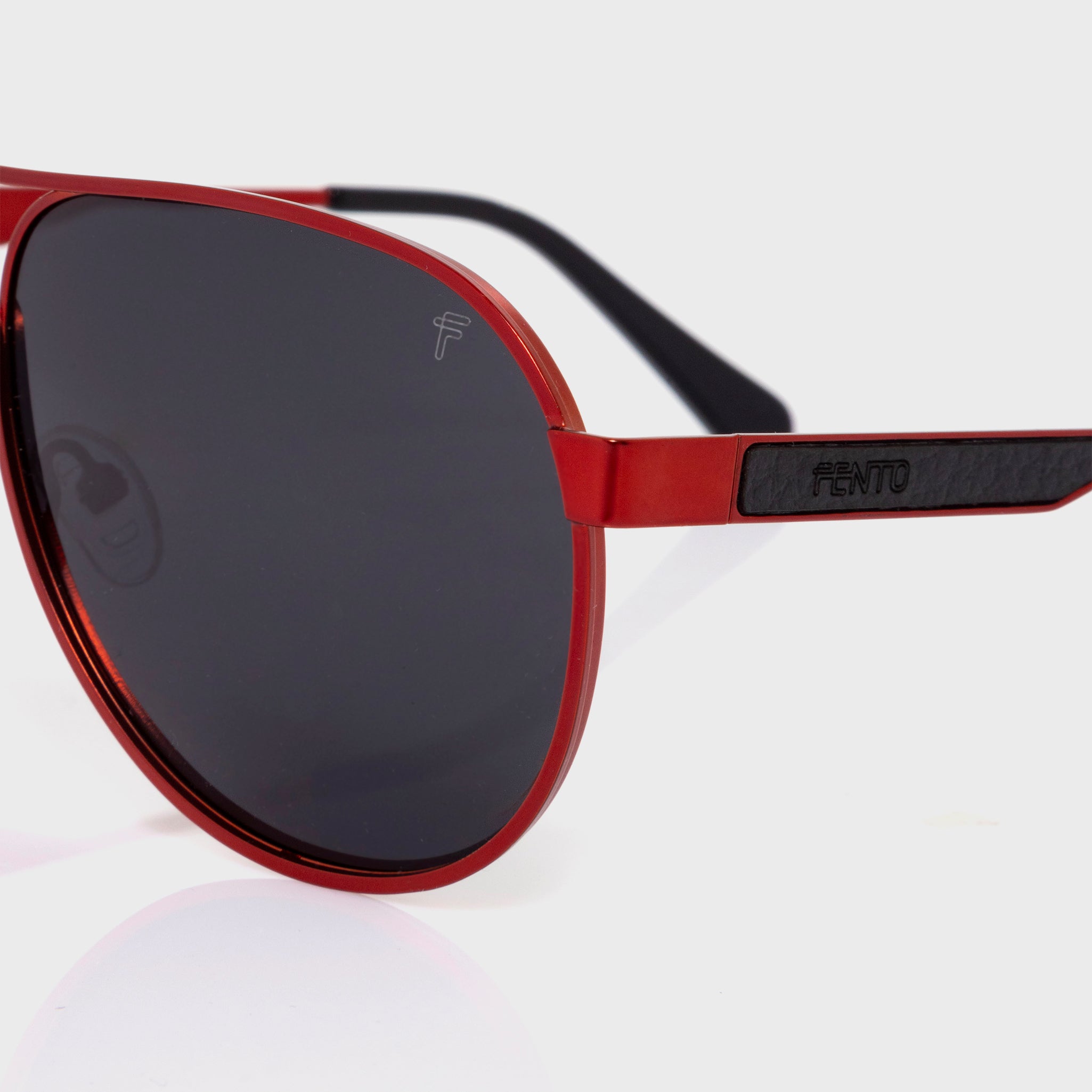 Gafas Nomad Stainless Steel Red – estilo dinámico y moderno en acero de alta calidad.