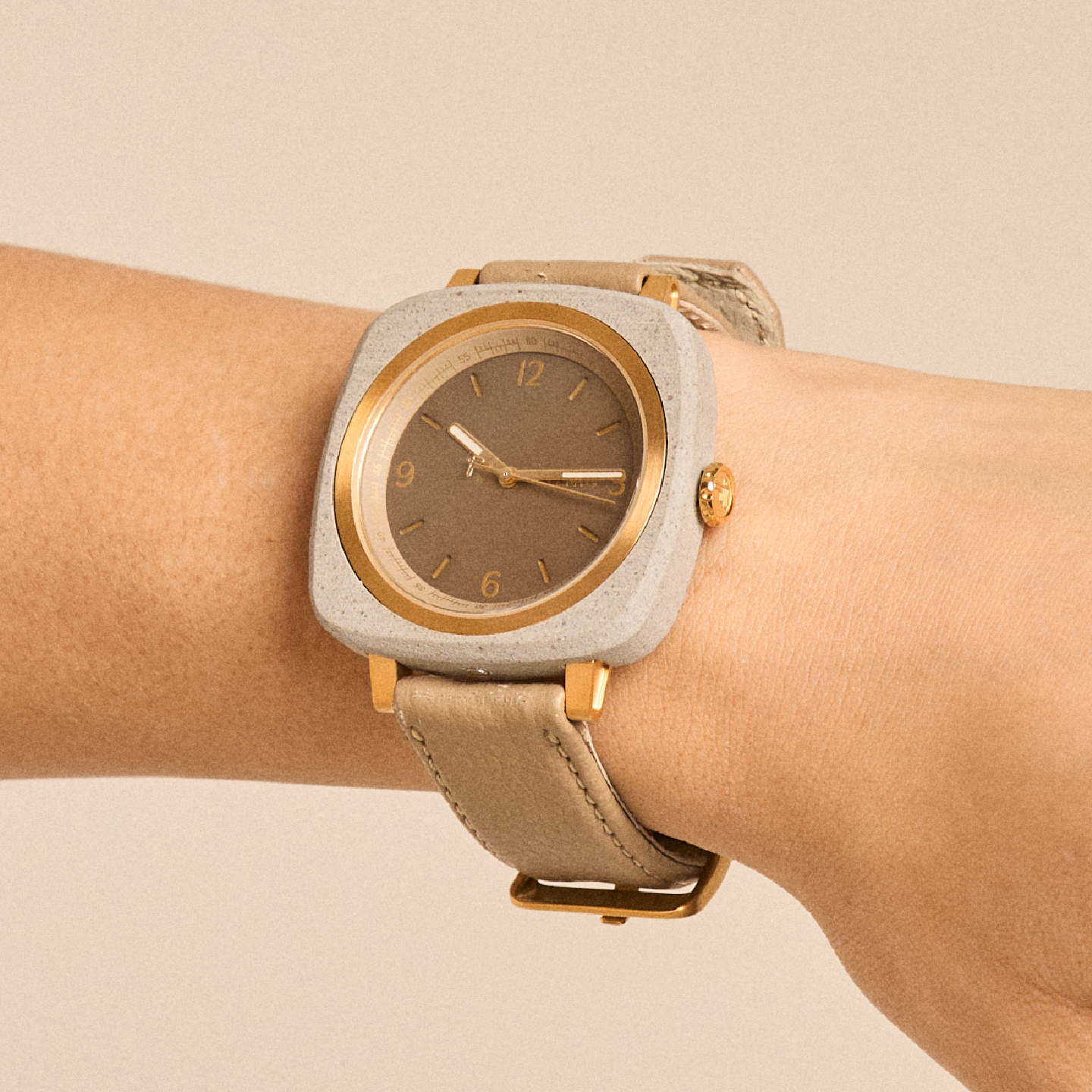Reloj Foster Taupe – diseño minimalista en concreto gris con detalles dorados
