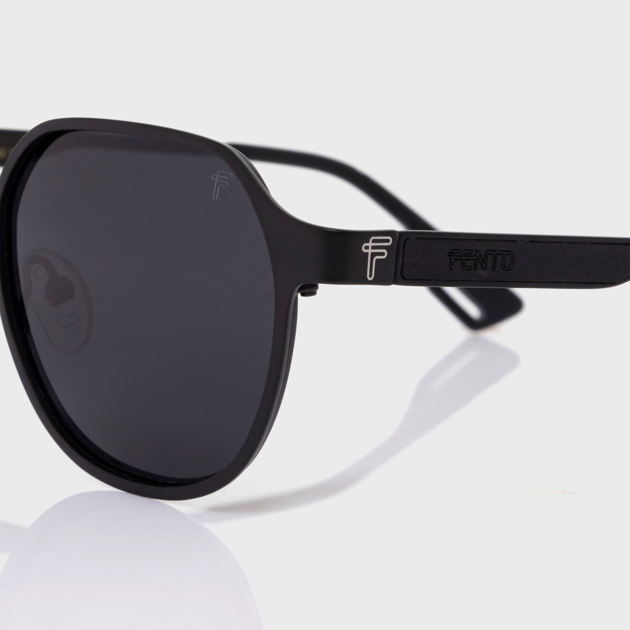 Gafas negras Freeport – diseño estilizado con precisión metálica y estilo urbano.