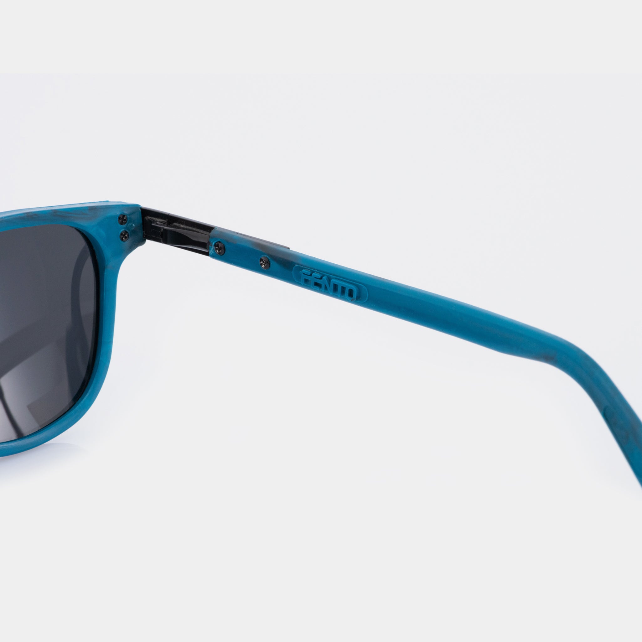 Gafas NUQUI OCEAN de color azul, elaboradas con plástico reciclado, ofreciendo un enfoque responsable y estiloso.