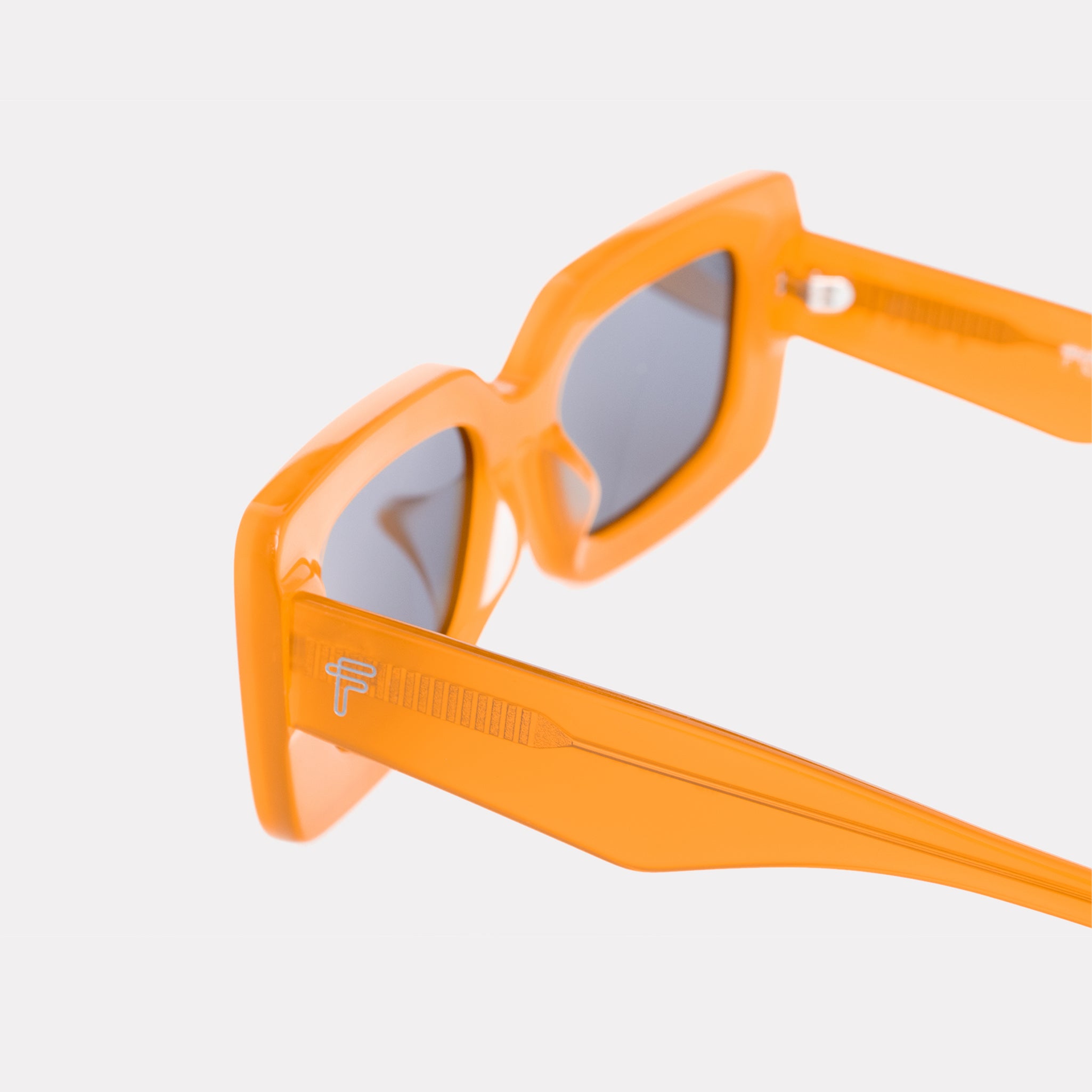 Gafas de sol Cameron Orange, elaboradas en acetato naranja, perfectas para complementar tu estilo Trendy.