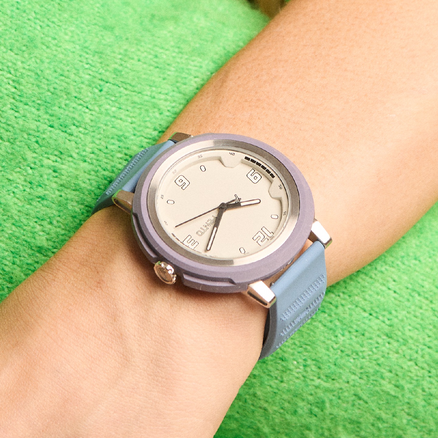 Reloj deportivo lavanda con detalles plateados – diseño moderno y femenino