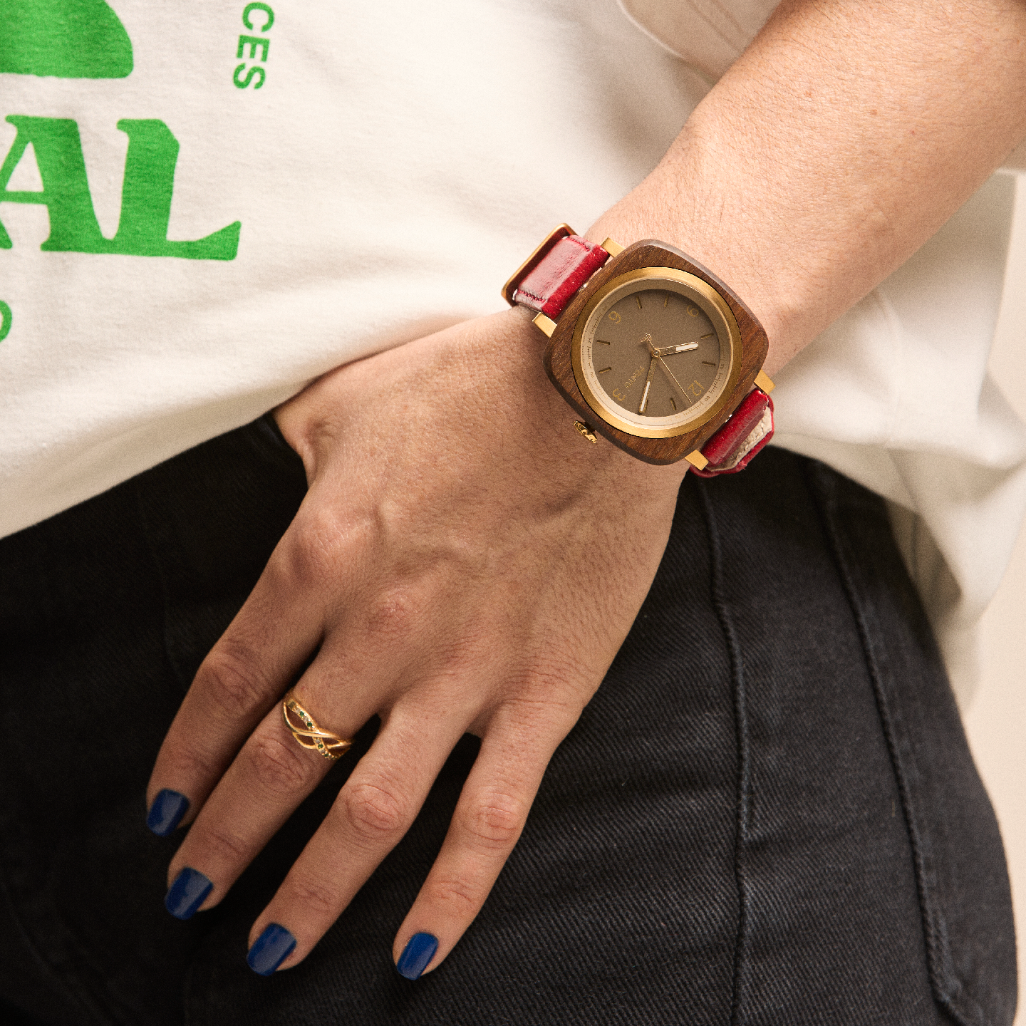 Reloj Foster café con correa roja – combinación de madera y cuero para ella