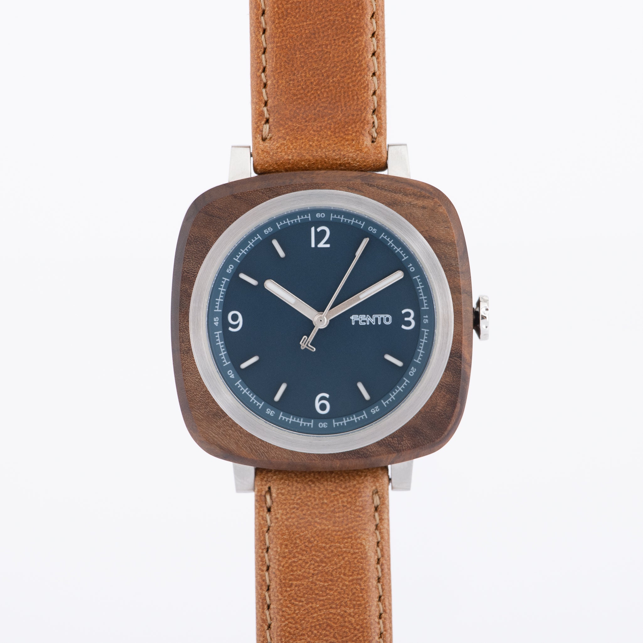 Reloj elegante para hombre Foster en color café, con carcasa de madera y correa de cuero café.