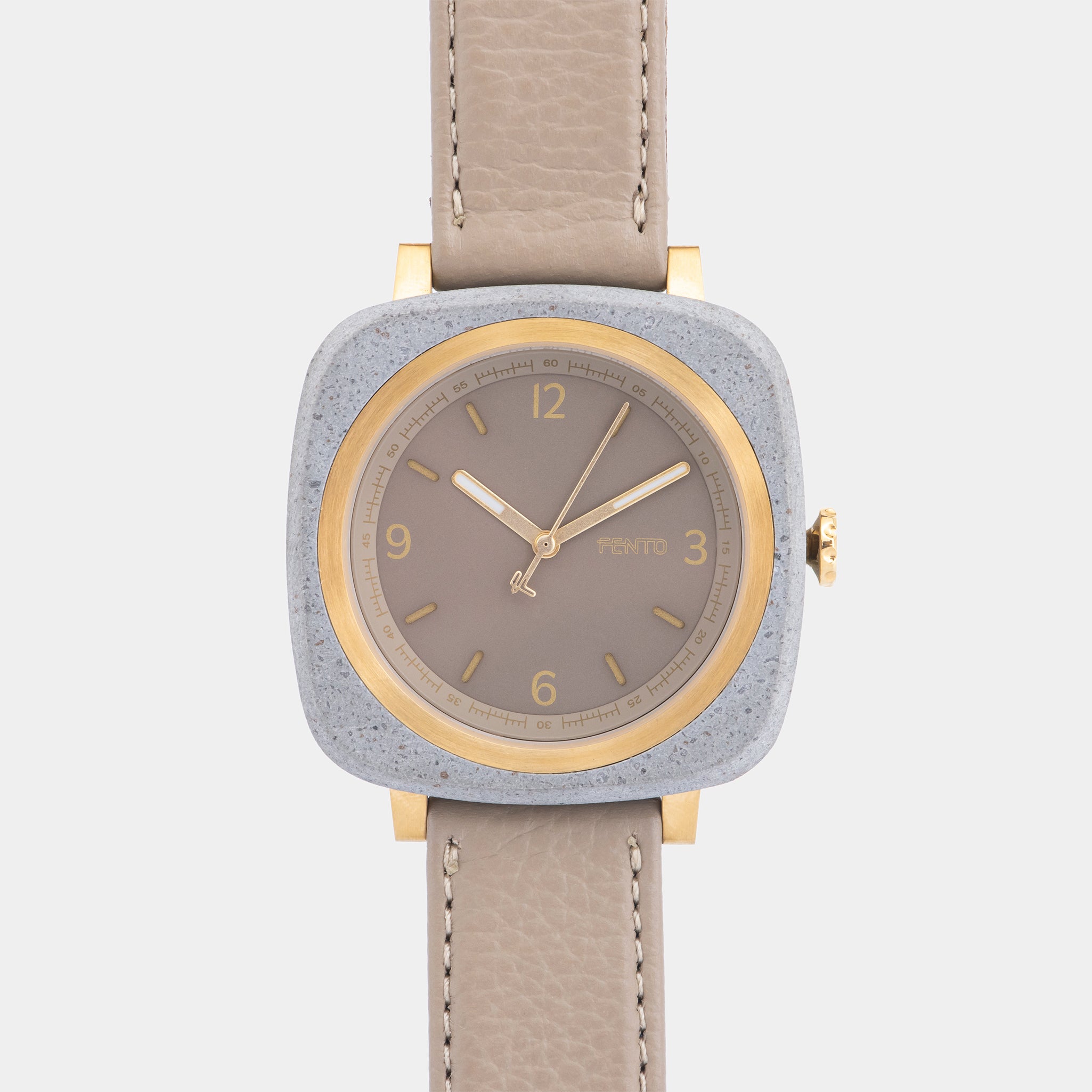 Reloj elegante para mujer Foster Taupe con correa de cuero, esfera de concreto y detalles dorados.