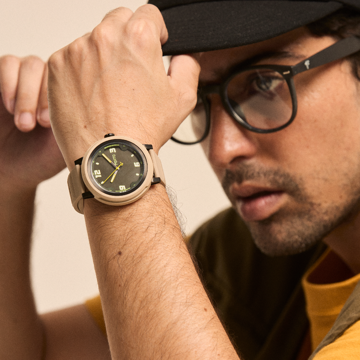 Reloj deportivo beige Bolt – estilo moderno para uso diario