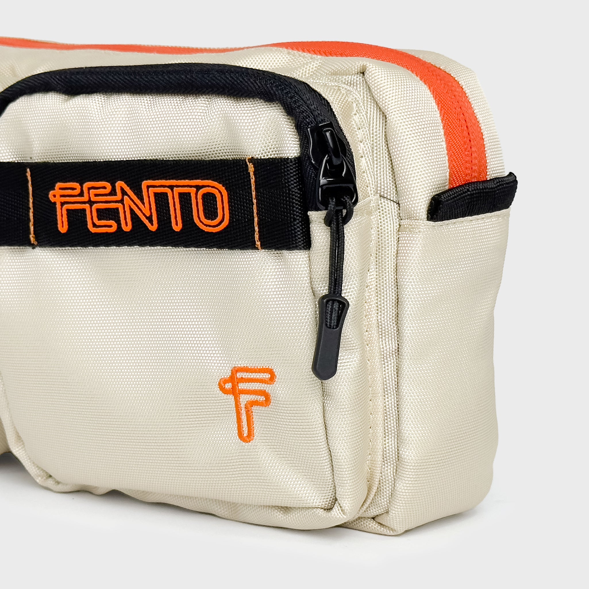 Riñonera color beige estilo urban street wear.