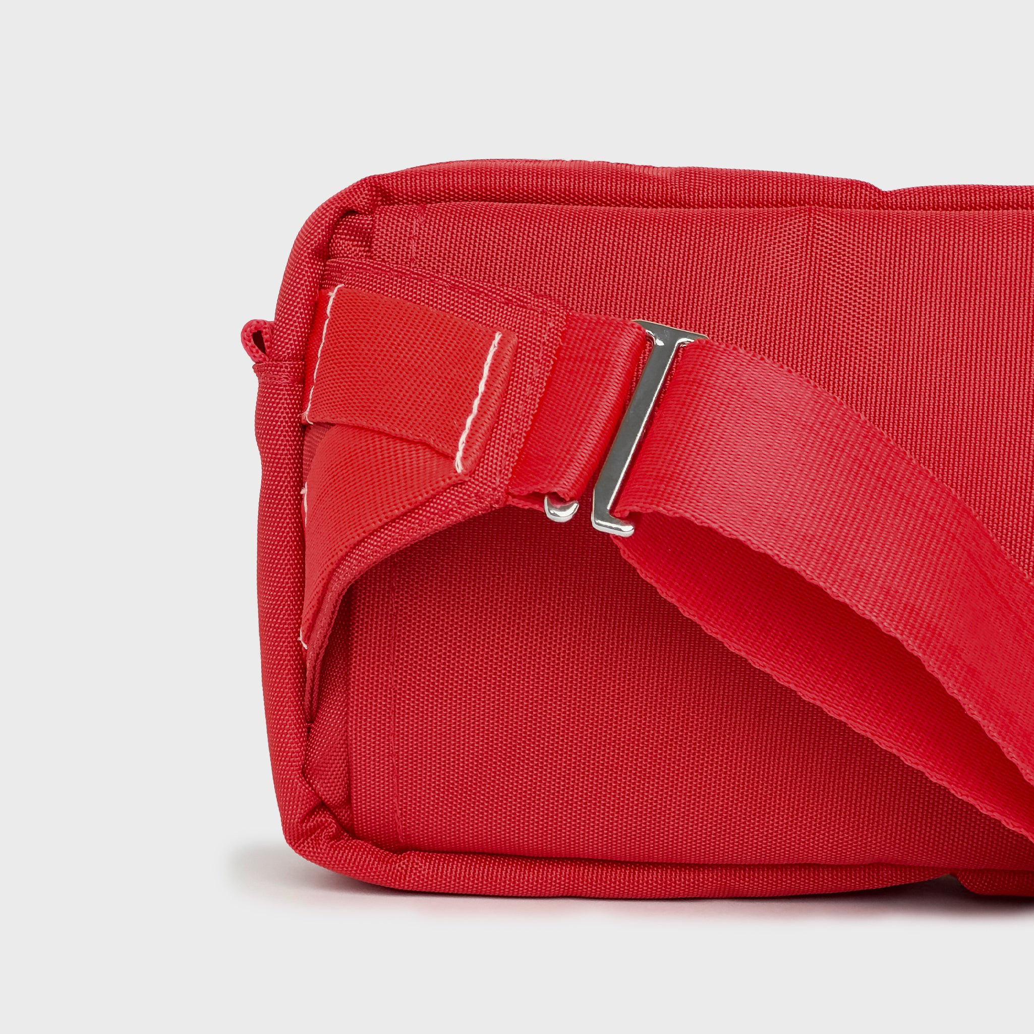 Riñonera color roja estilo urban street wear.