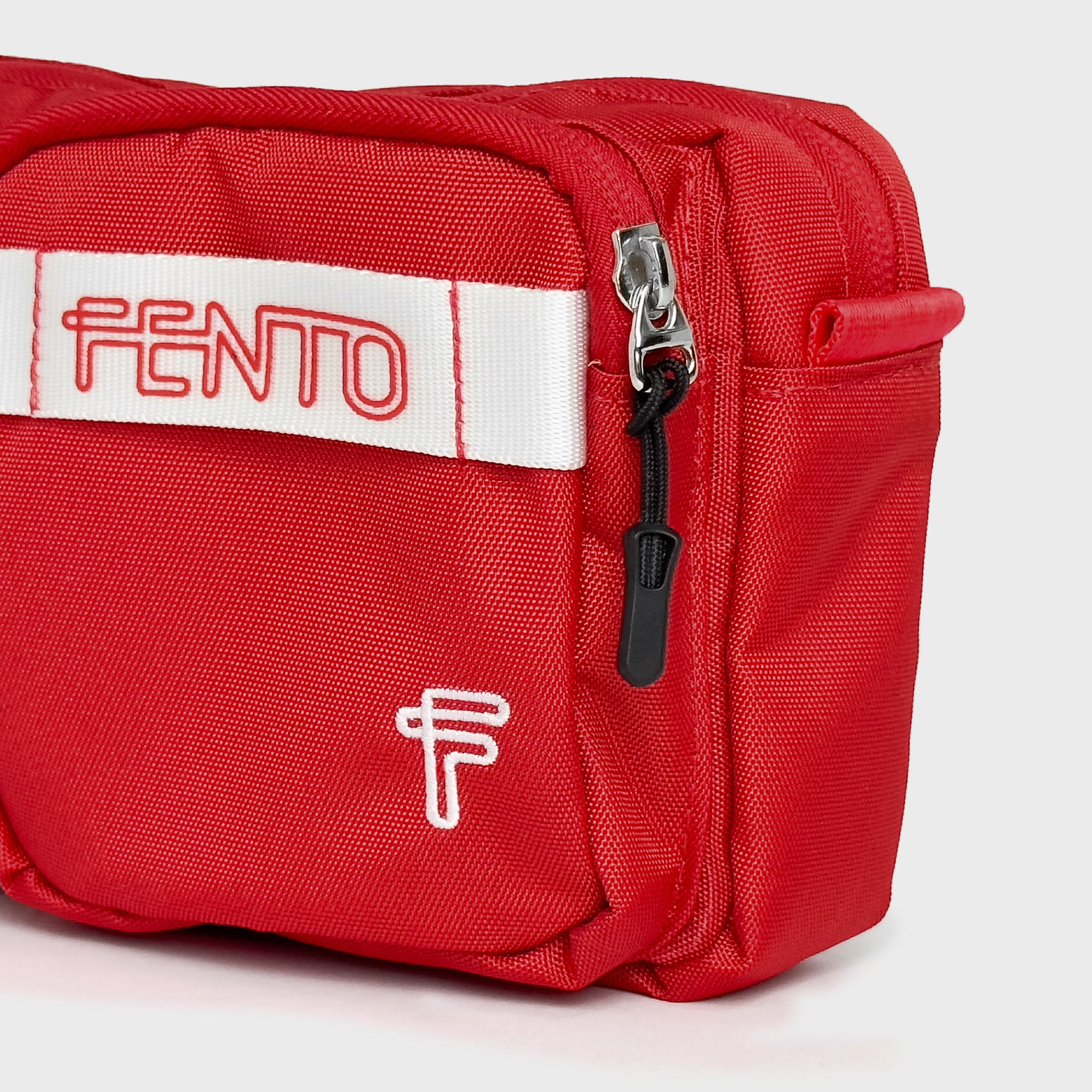 Riñonera color roja estilo urban street wear.