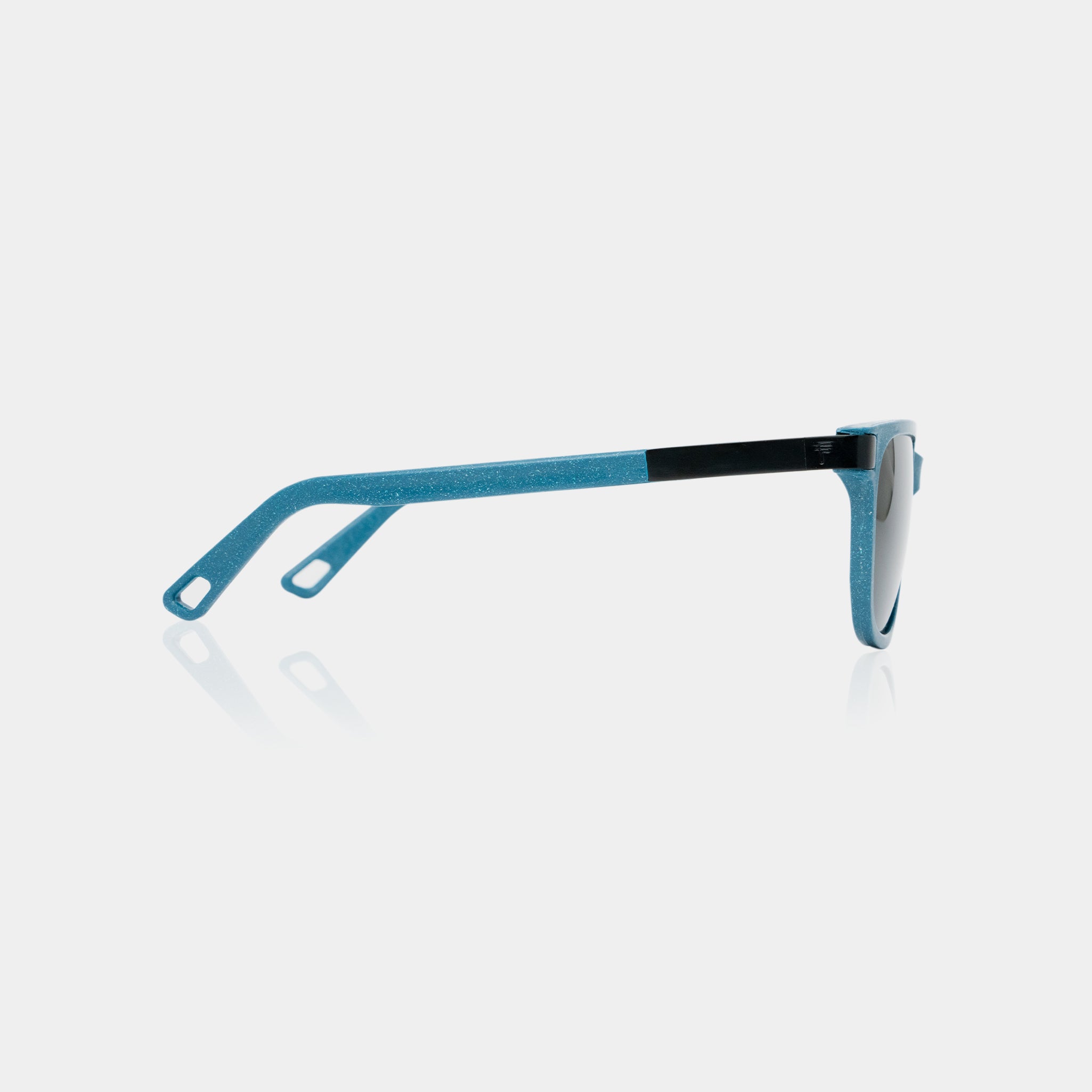 Gafas de sol eco-friendly en azul – hechas con envases Tetra Pak reutilizados