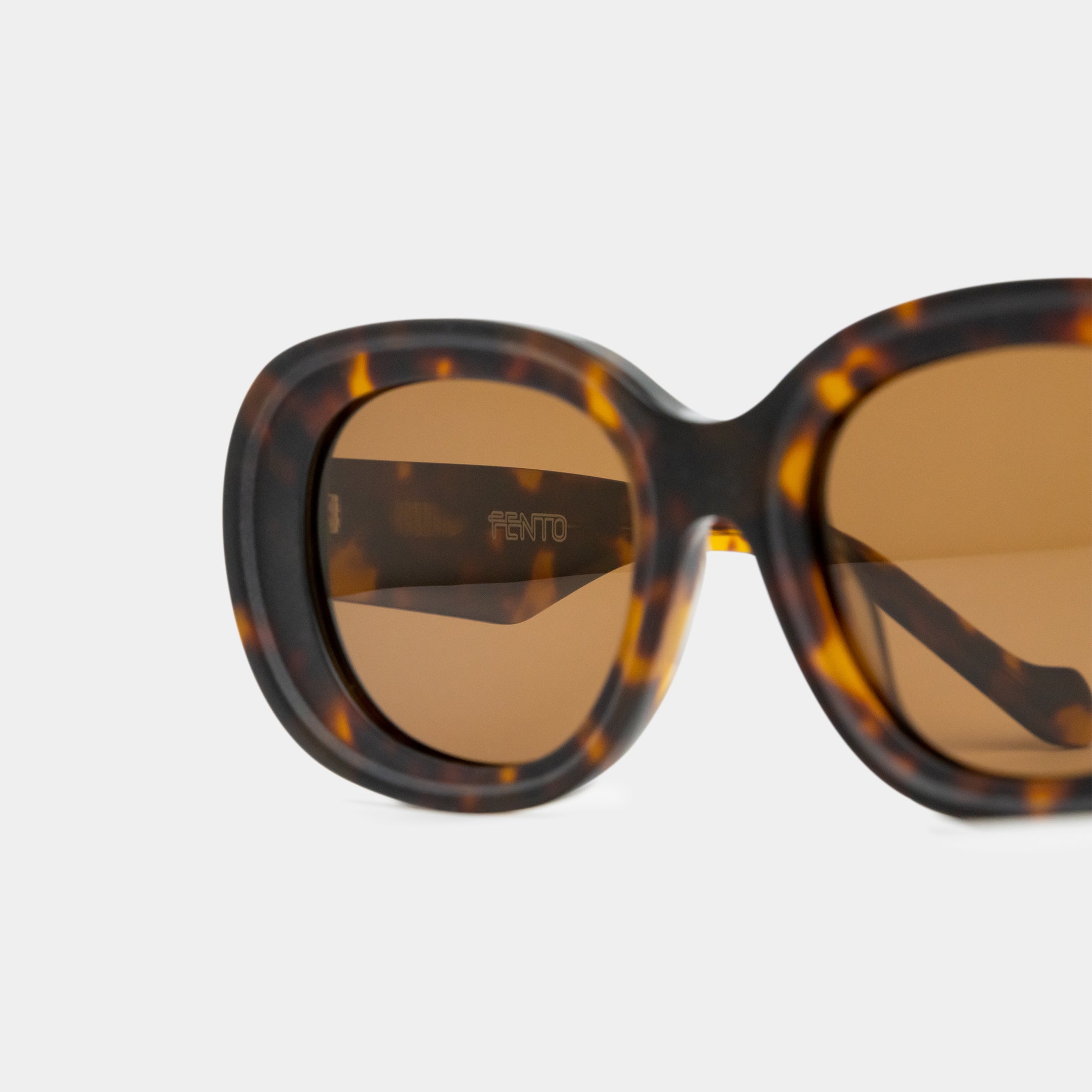 Gafas unisex Iris en acetato tortoise con lentes oscuras